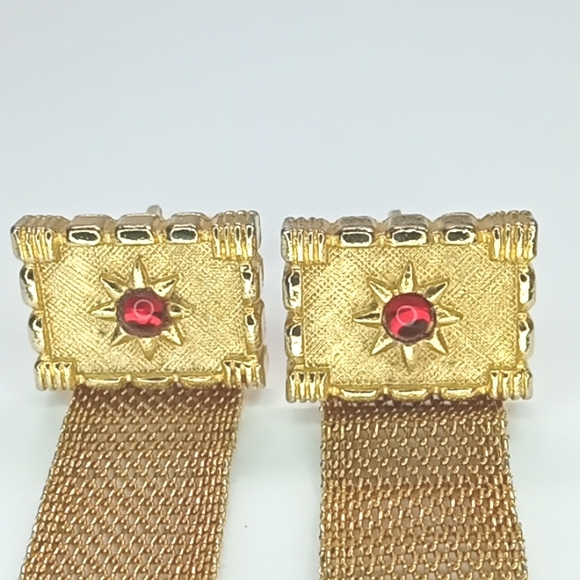 Vintage gold toned mesh wrap cufflinks with star design and red rhinestone. - Picture 3 of 3